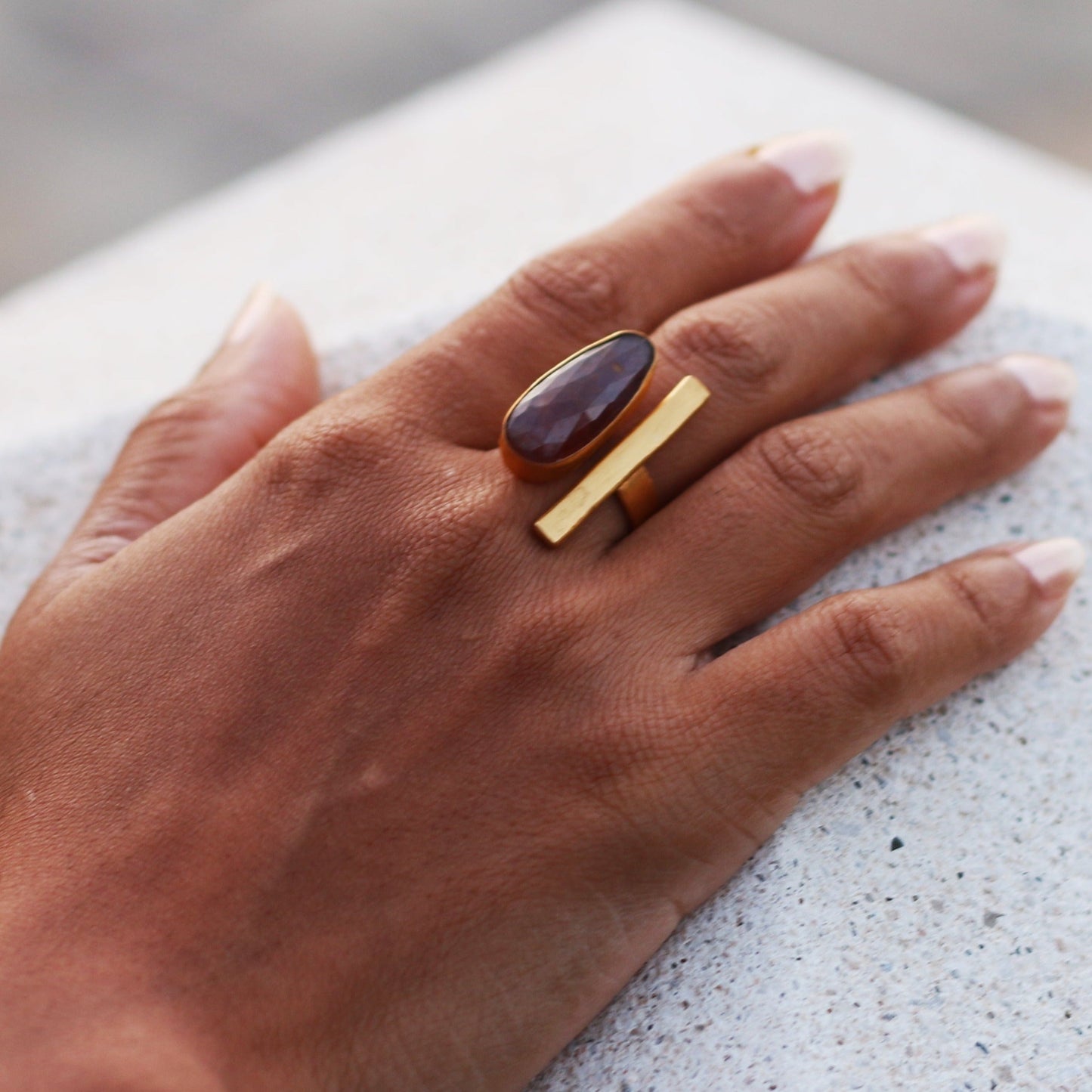 BAR RING 18K GOLD PLATED ADJUSTABLE RING GARNET / BLACK ONYX - The Glam Harbor