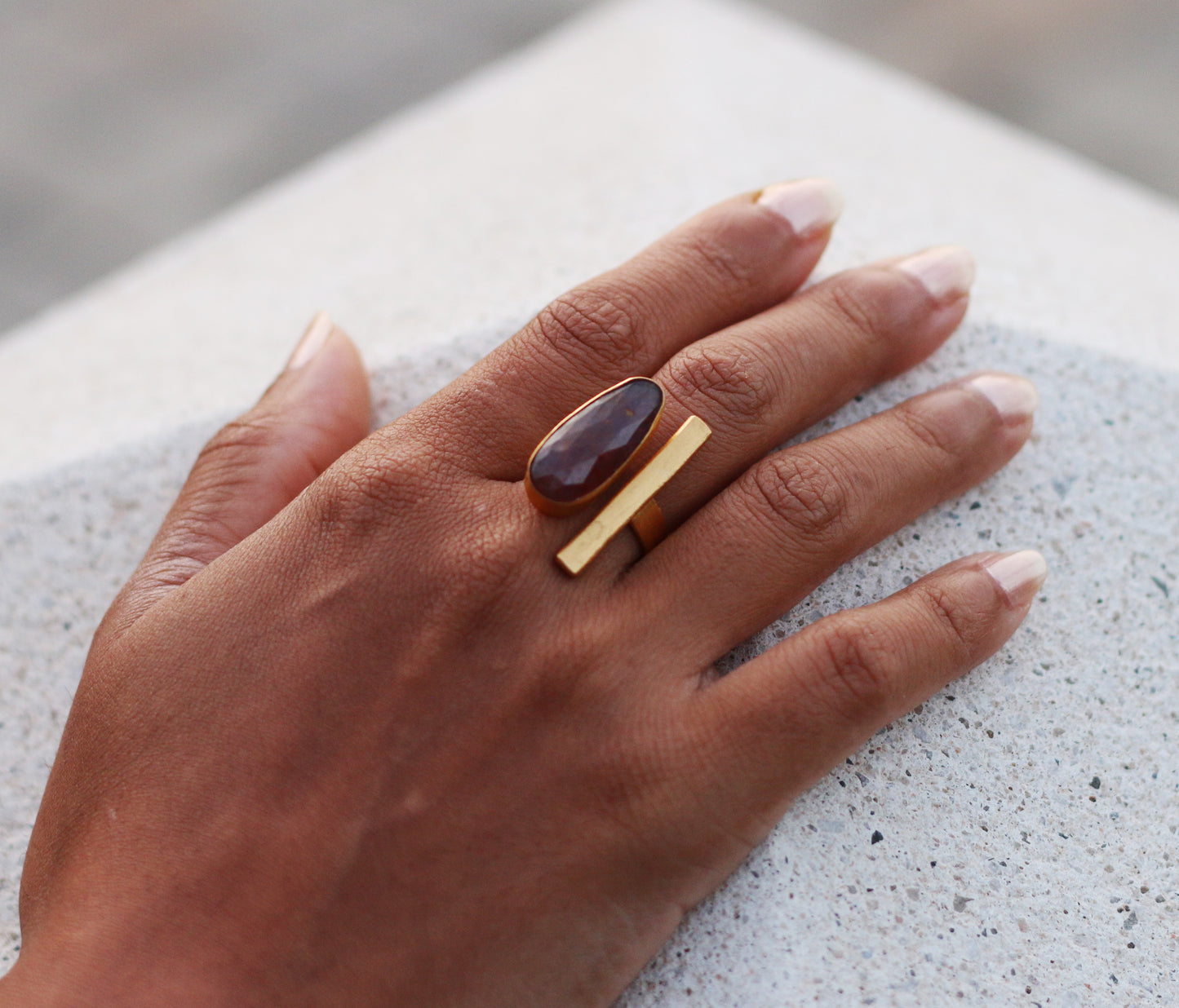 BAR RING 18K GOLD PLATED ADJUSTABLE RING GARNET / BLACK ONYX - The Glam Harbor
