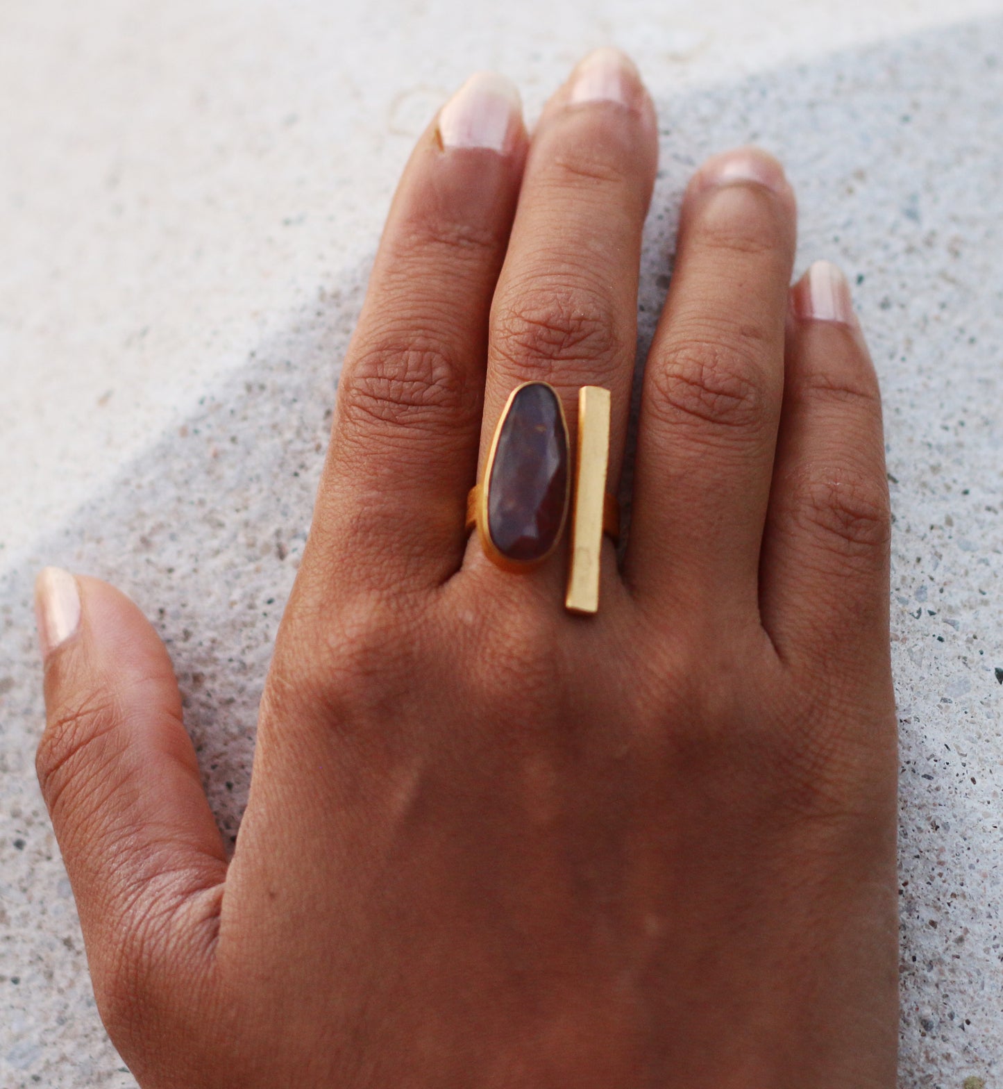 BAR RING 18K GOLD PLATED ADJUSTABLE RING GARNET / BLACK ONYX - The Glam Harbor