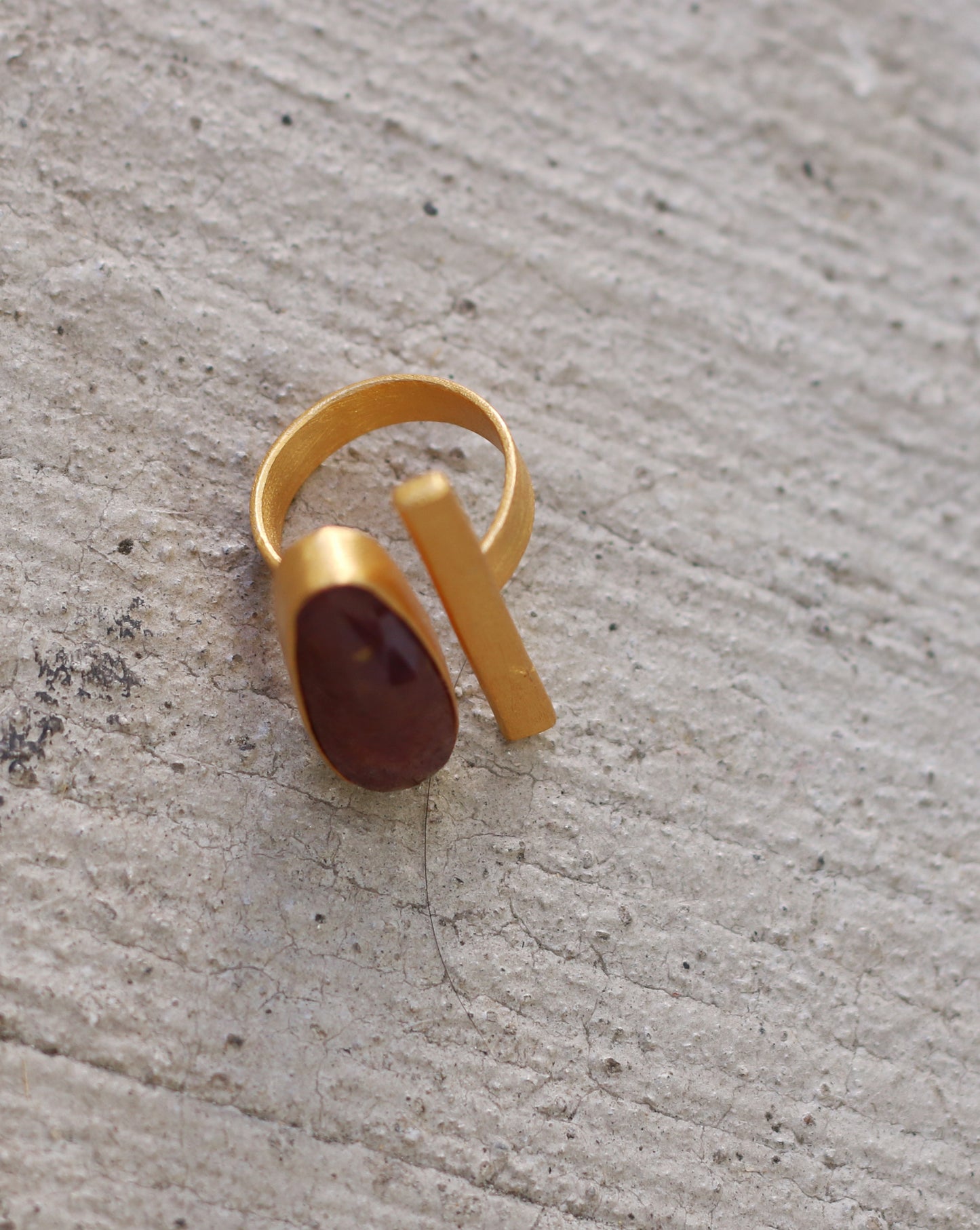 BAR RING 18K GOLD PLATED ADJUSTABLE RING GARNET / BLACK ONYX - The Glam Harbor