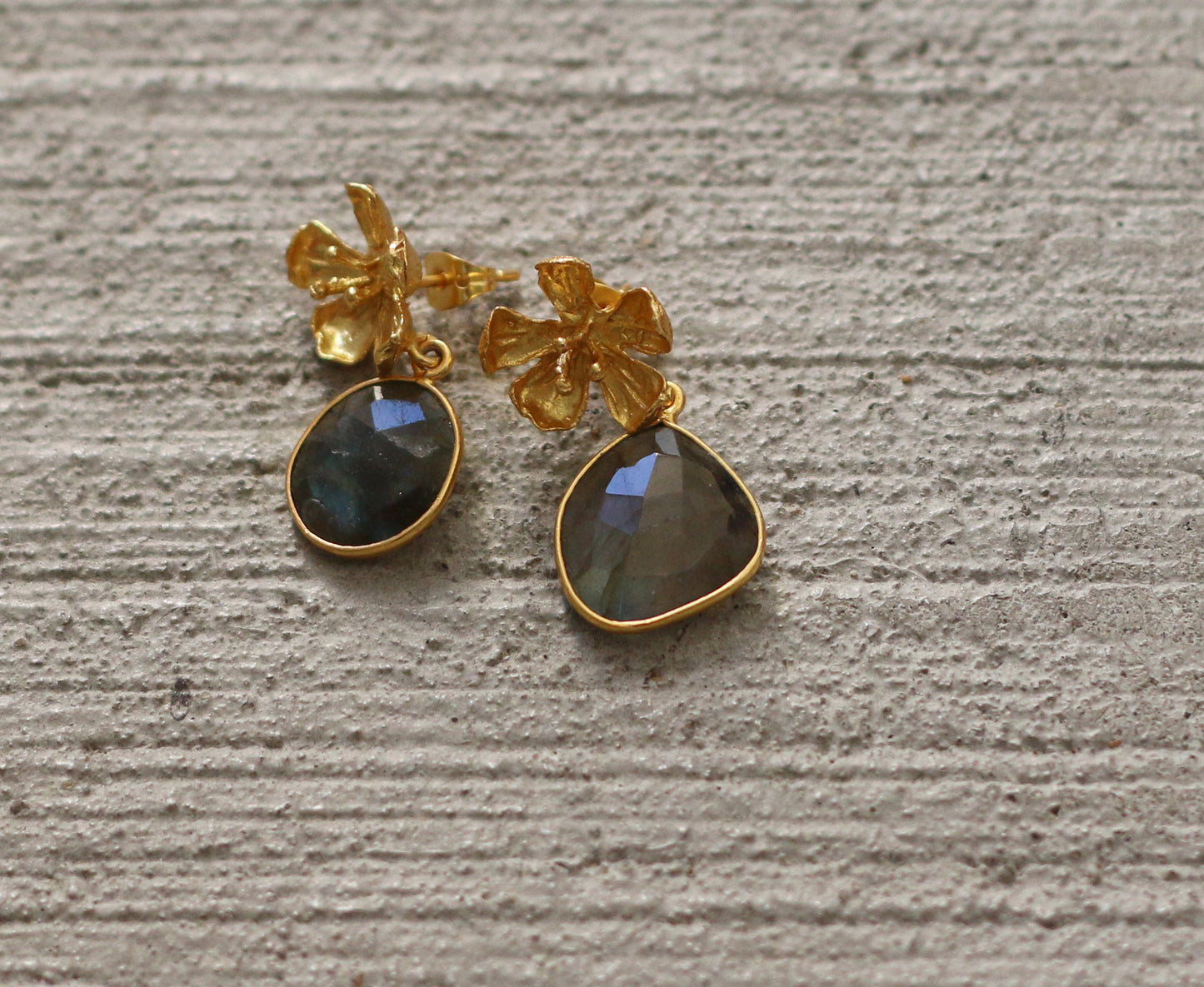 FLORAL BADGE EARRINGS - The Glam Harbor