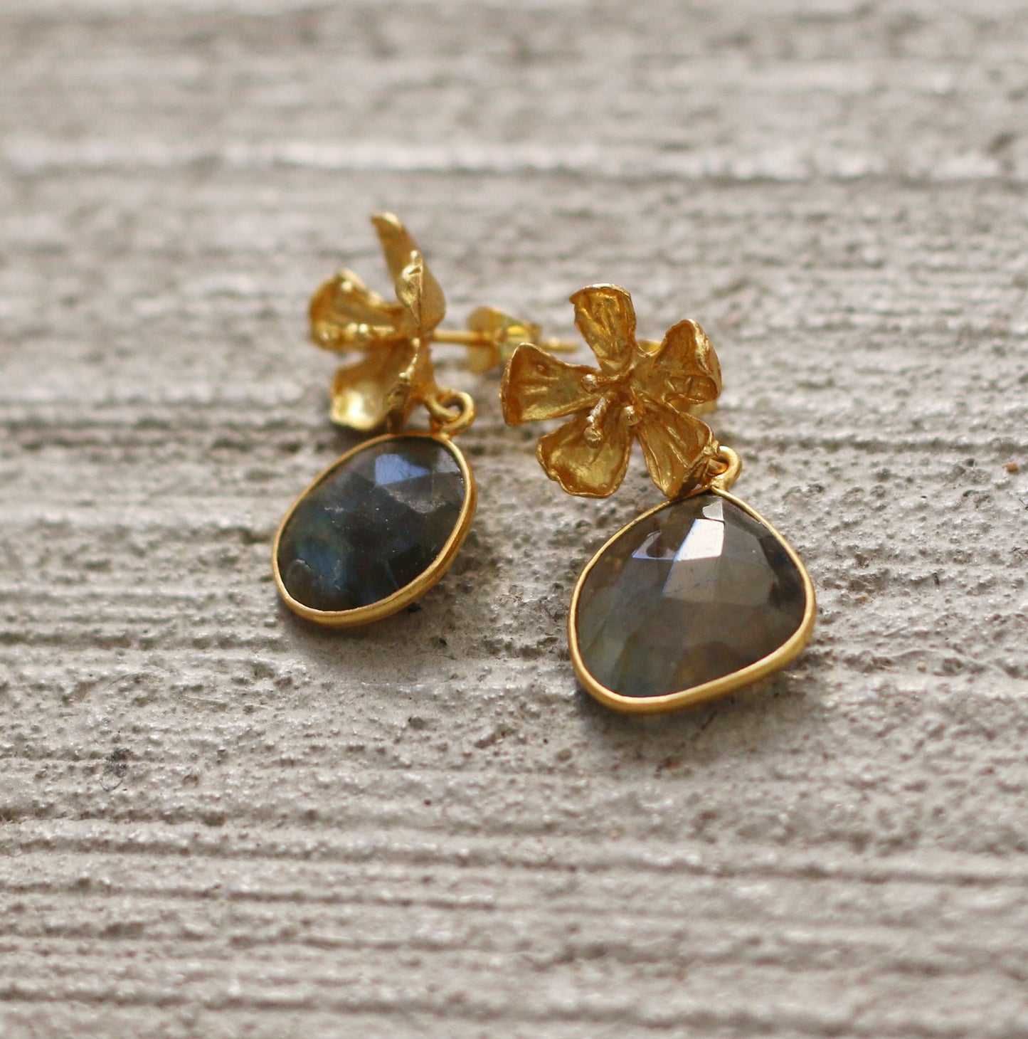 FLORAL BADGE EARRINGS - The Glam Harbor