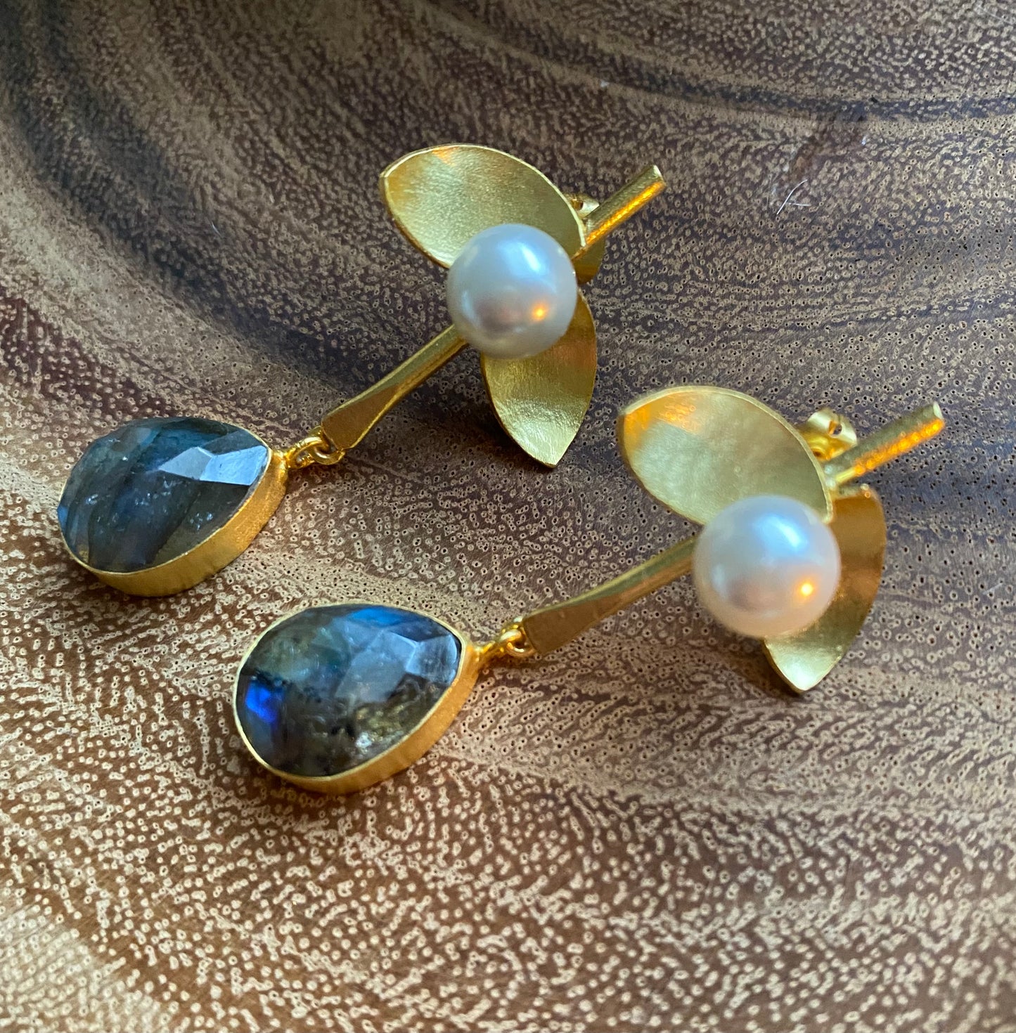 Pearl leaf drop earrings - The Glam Harbor