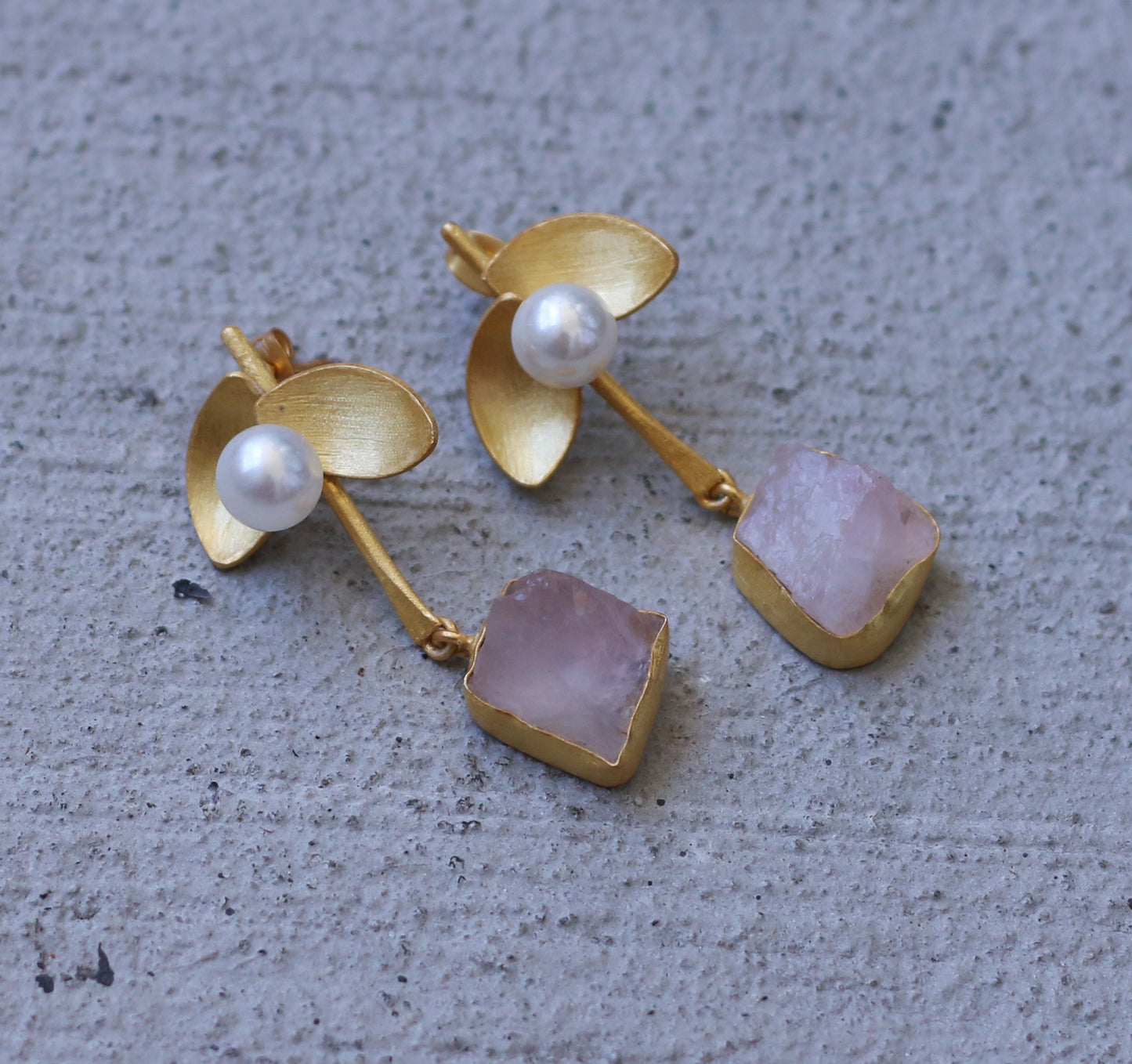 Pearl leaf drop earrings - The Glam Harbor