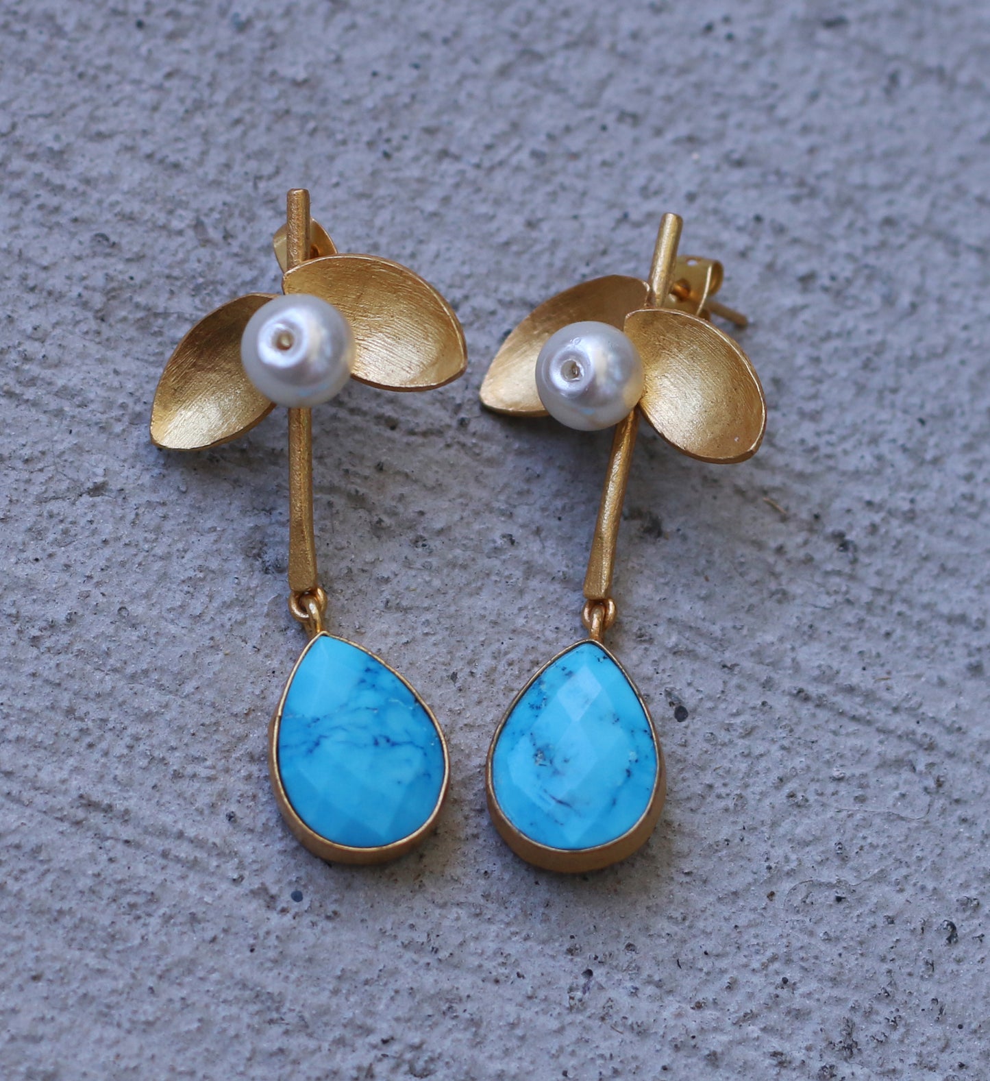 Pearl leaf drop earrings - The Glam Harbor