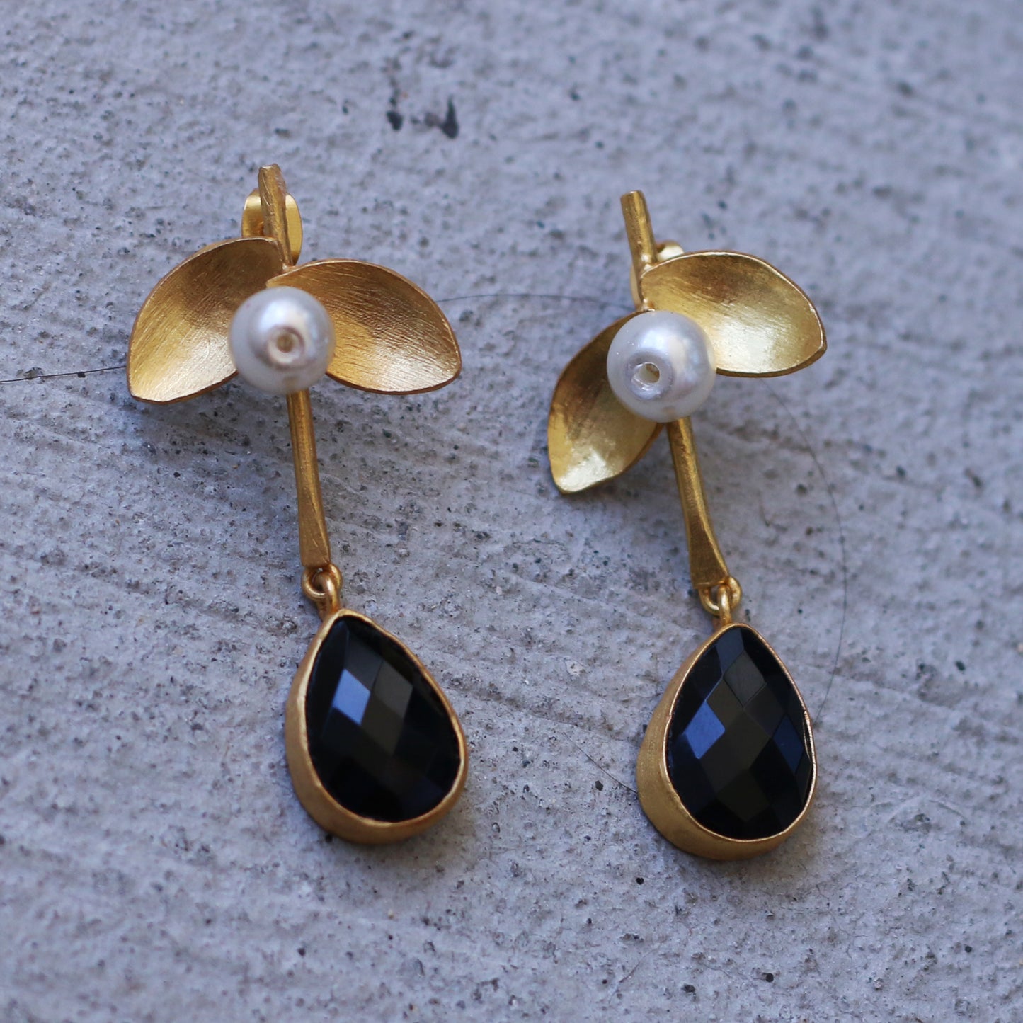 Pearl leaf drop earrings - The Glam Harbor