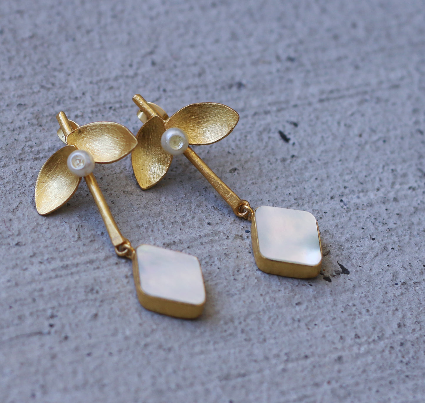 Pearl leaf drop earrings - The Glam Harbor